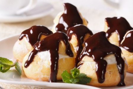 Profiterole: aprenda a fazer um doce francês para o café da tarde