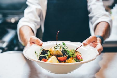 chef servindo um prato em um restaurante