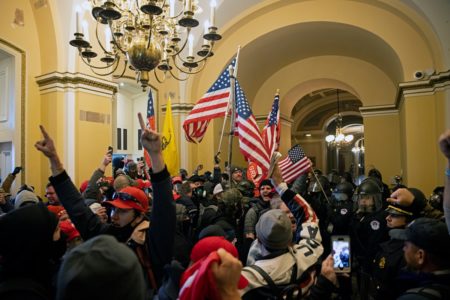 Imagem colorida mostra apoiadores de trump em invasão ao capitólio em seis de janeiro - Metrópoles