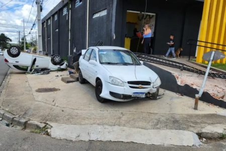 Imagem colorida mostra Carros envolvidos em acidente Região Metropolitana de Curitiba - Metrópoles