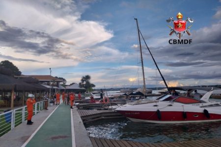 Foto colorida barco dos bombeiros