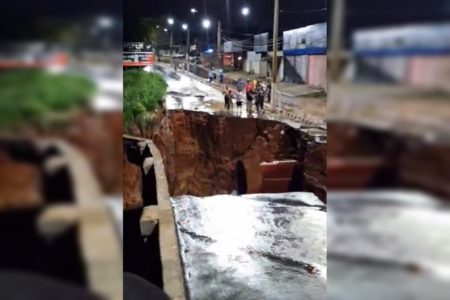 Foto colorida de rua destruída formando um buraco