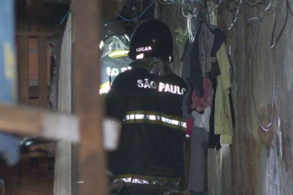 Imagem colorida de bombeiro atuando em incêndio em ocupação no centro de São Paulo - Metrópoles