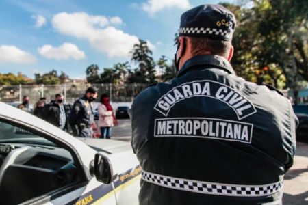 Foto colorida mostra guarda da Guarda Civil Metropolitana (GCM) de São Paulo de costas