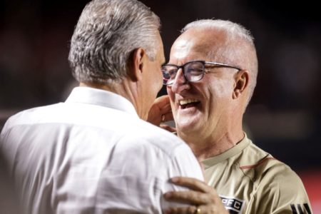 Imagem colorida de Dorival Junior e Tite, atual técnico da Seleção Brasileira e ex-técnico da Amarelinha- Metrópoles