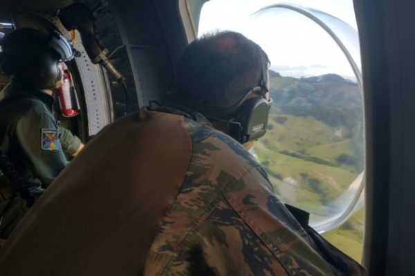 Foto colorida mostra aeronave da Força Aérea Brasileira sobrevoando Vale do Paraíba