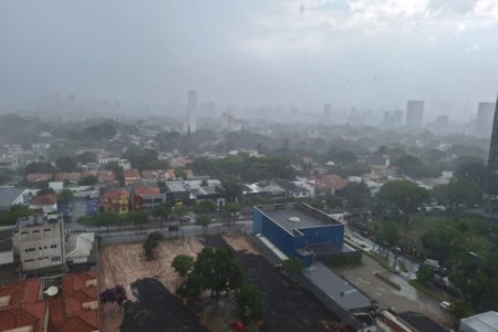 imagem colorida mostra céu fechado e chuva na região de pinheiros, zona oeste de sp - metrópoles