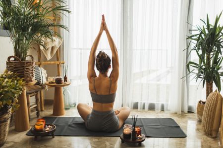mulher praticando meditação