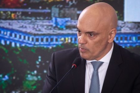 Foto colorida mostra discurso do ministro Alexandre de Moraes sobre os bolsonaristas que invadiram a Praça dos 3 Poderes no dia 8 de janeiro de 2023 em ato no Congresso Nacional - Metrópoles