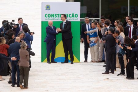 Presidente Lula e Rodrigo Pacheco descem a rampa e posam ao lado da Constituição Federal no Congresso nacional após solenidade no Congresso - metrópoles