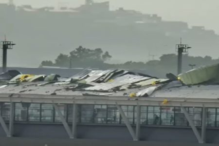 Imagem colorida mostra teto da estação Aeroporto-Guarulhos, da CPTM, em São Paulo destruída pela chuva - Metrópoles