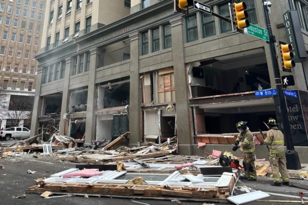 Imagem colorida mostra fachada de hotel no Texas em que houve explosão - Metrópoles