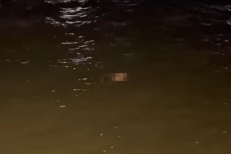 Imagem colorida mostra, com blurr, corpo é achado boiando em praia de São Vicente