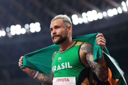 Imagem colorida do atleta paralímpico, Vinicius Rodrigues, que entrou para o bbb- Metrópoles