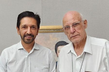 Imagem colorida mostra Ricardo Nunes, homem branco, de cabelo e barba pretos, e Júlio Lancellotti, homem branco, idoso, calvo. Ambos olham para a câmera, um ao lado do outro, em uma imagem do peito para cima. Ambos vestem camisa branca - Metrópoles