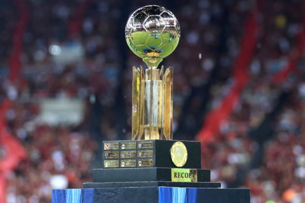 Imagem colorida do troféu da Recopa Sul-Americana- Metrópoles