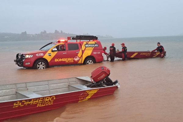 Imagem colorida de bombeiros em rio em Goiás