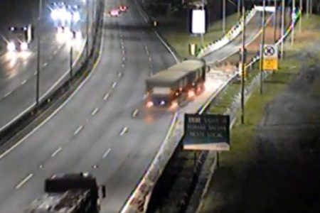 Imagem colorida mostra carreta que transportava carga de 46 toneladas de farelos e perdeu os freios - Metrópoles