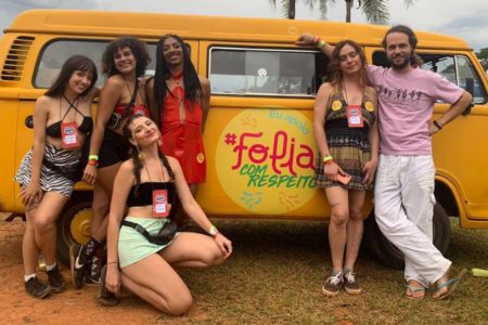 foto colorida de kombi amarela com pessoas posando na frente - metrópoles