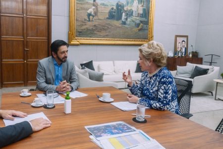 Fotografia colorida mostra Ricardo Nunes conversando com Marta Suplicy - Metrópoles