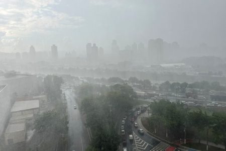 Imagem colorida mostra a marginal Tietê durante forte chuva na cidade de São Paulo - Metrópoles