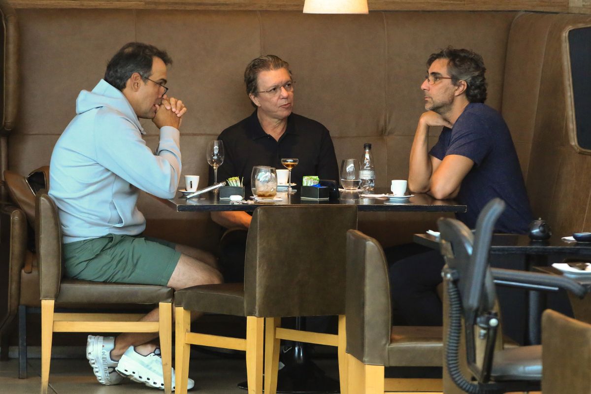 Foto colorida de Tadeu Schmidt, Boninho e Rodrigo Dourado - Metrópoles