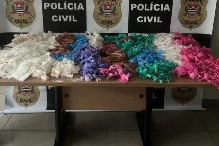 Imagem colorida mostra várias drogas em embalagens coloridas espalhadas em uma mesa da Polícia Civil de São Paulo - Metrópoles