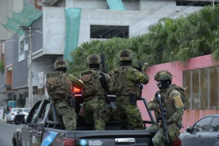 Imagem colorida mostra militares em guayaquil, no equador, após onda de violência atingir o país- metrópoles