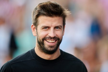 Imagem colorida de Gerard Piqué sorrindo - Metrópoles