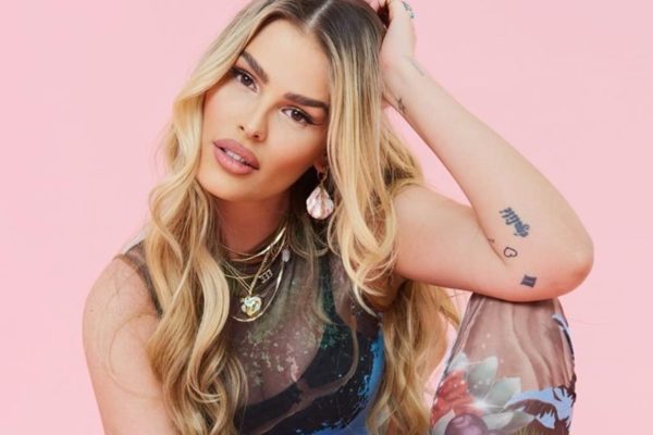 Yasmin Brunet posa para foto divulgação do BBB24 - Metrópoles