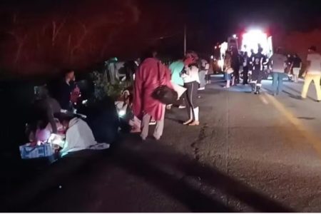 Imagem colorida de acidente na BR-430, no sudoeste da Bahia com ônibus que saiu do DF - Metrópoles