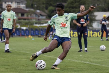 Imagem colorida de Endrick chutando a bola durante treino - Metrópoles