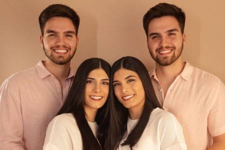 Foto colorida de dois homens e duas mulheres -