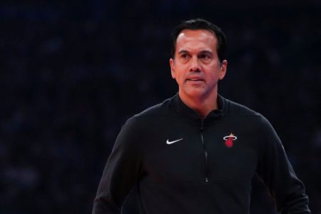 Imagem colorida de Erik Spoelstra, técnico do Miami Heat- Metrópoles