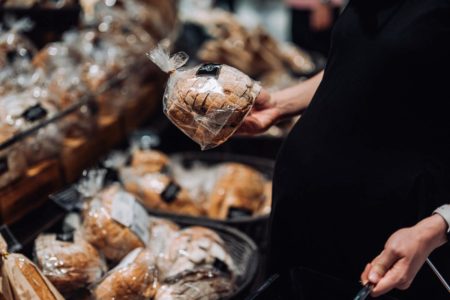 Foto colorida de um pão - Metrópoles