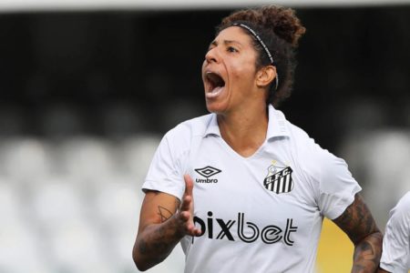 Atacante Cristiane em atuação pelo Santos