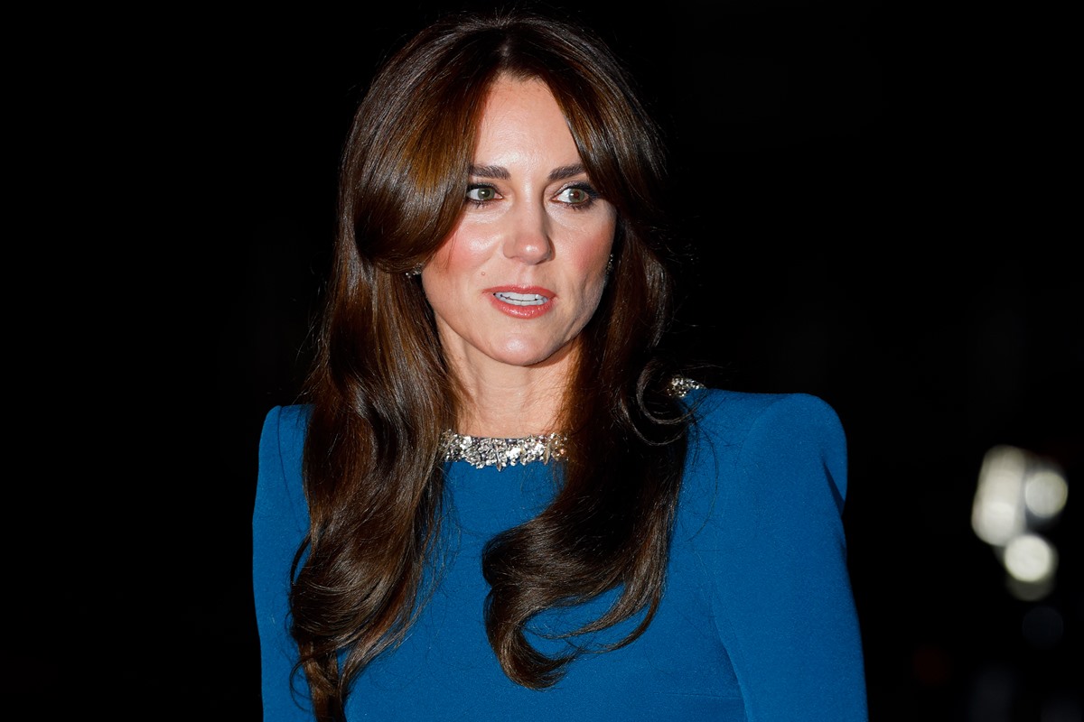Foto colorida de mulher com cabelo castanho e vestido azul - Metrópoles