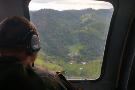 Imagem colorida mostra agente da FAB durante os trabalhos de buscas por helicóptero desaparecido em São Paulo; plano de resgate das vítimas deve ser cumprido com dia claro e tempo firme - Metrópoles