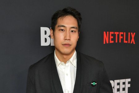 Young Mazino com terno preto, em tapete vermelho da Netflix - Metrópoles