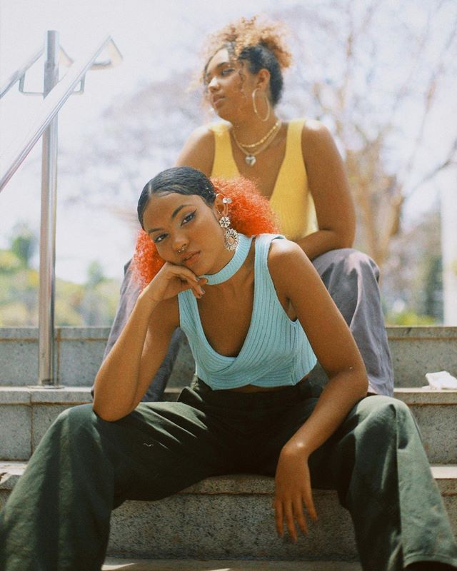 Na imagem com cor, a dupla musical Margaridas - Metrópoles