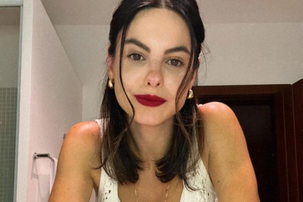 Sthefany Brito posa de roupa branca e batom vermelho - Metrópoles