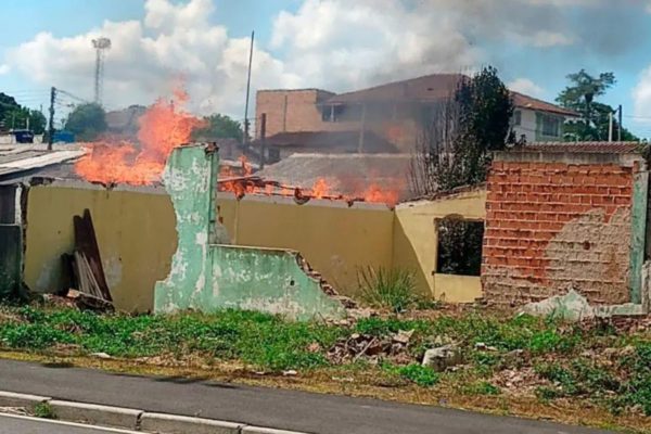 Imagem colorida de casa incendiada - Metrópoles