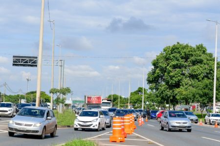 EPTG com carros em congestionamento