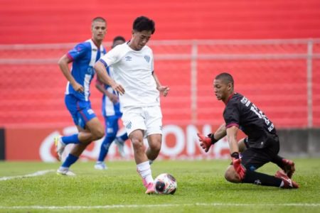 Jogador do Avaí tenta o drible durante partida contra o Nacional