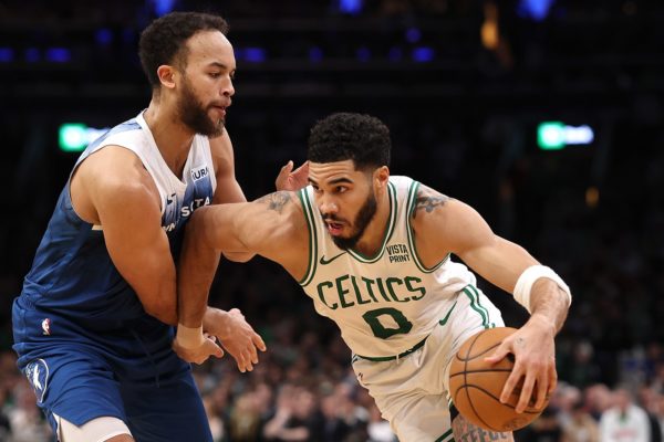 Imagem colorida de jogadores dos Celtics e Timberwolves disputando a bola - Metrópoles