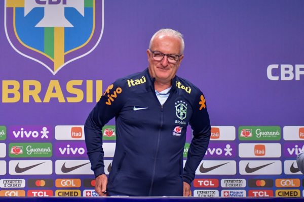 Imagem colorida de Dorival Júnior na apresentação - Metrópoles