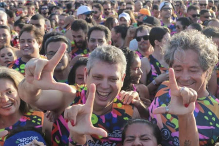 O ministro Márcio Macêdo, da Secretaria-Geral da Presidência, foi para carnaval fora de época no seu reduto eleitoral acompanhado de assessores