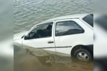 Imagem de carro submerso na represa de Paraibuna - Metrópoles