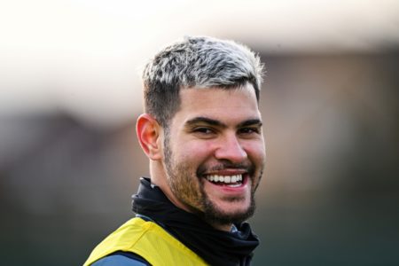 Bruno Guimarães, meia do Newcastle, sorrindo - Metrópoles