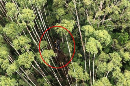 Foto colorida do helicóptero encontrado em Paraibuna